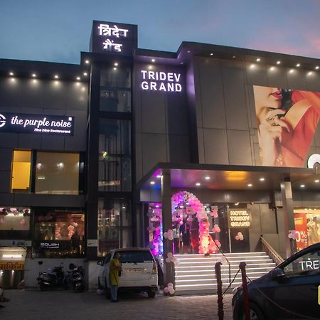 Hotel Tridev Grand Варанасі Екстер'єр фото