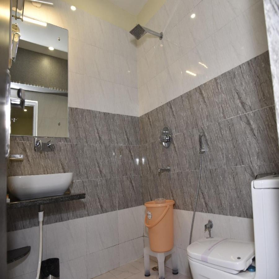 Hotel Tridev Grand Варанасі Екстер'єр фото